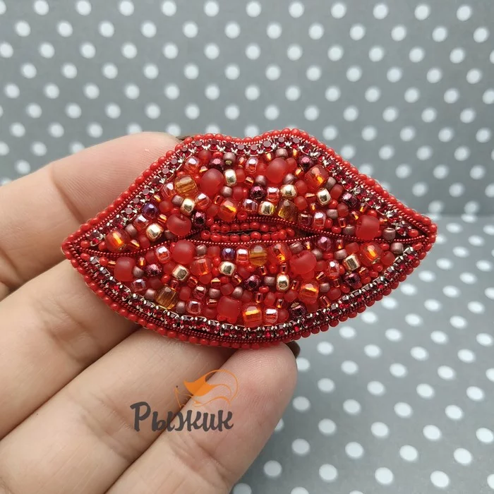 Brooches kiss - My, Brooch, Kiss, Embroidery, Beadwork, Satin stitch embroidery, Longpost, Needlework without process