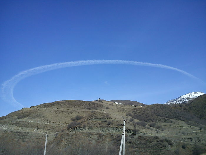 We're flying in circles... - My, Condensation trail, Round, Airplane, Photo on sneaker