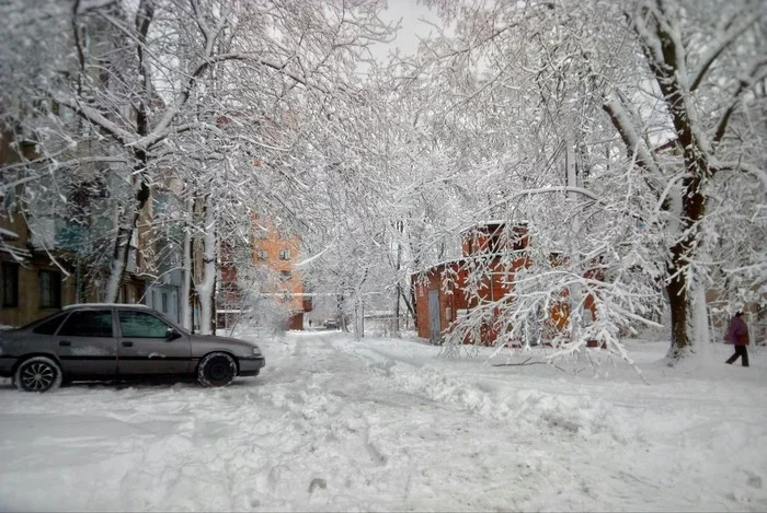 Winter has finally come to Dnepropetrovsk - My, Opel Kadett, Winter, Courtyard, Dnipropetrovsk, Dnieper, Snow