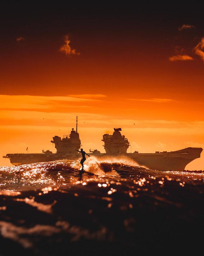 Серфер на фоне Королевы Елизаветы