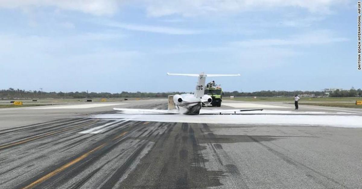 Выкатывание самолета с впп. Fokker 100 bek air. Самолет готовится совершить посадку на аэродроме шасси. Самолет приземляется. Ан-124 новосибирск 13.