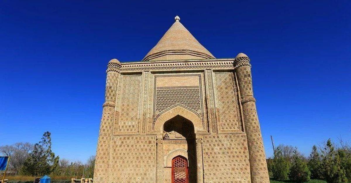 Находился bi. Айша-Биби мавзолеи Казахстана. Мавзолей Айша би би. Айша би би Казахстан. Мавзолей Айша би би архитектура.