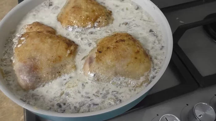 Куриные бедра в грибном соусе Курица рецепт, Кулинария, Рецепт, Еда, Приготовление, Другая кухня, Жареная курица, Вкусно, Видео, Длиннопост