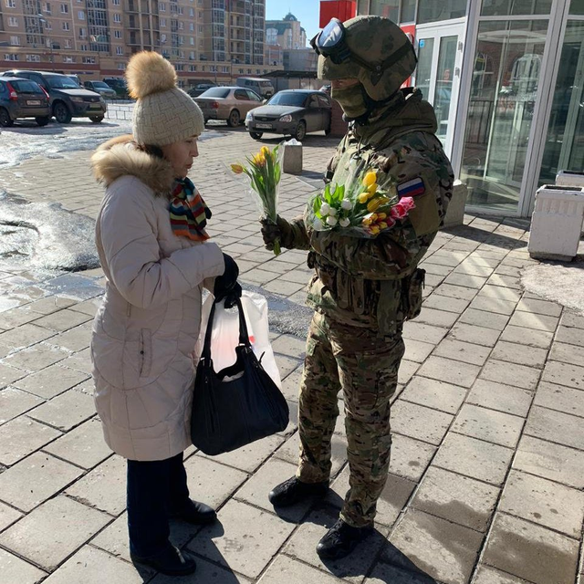 Спецназ раздает букеты женщинам в Казани на 8е марта) - 8 марта - Международный женский день, Цветы