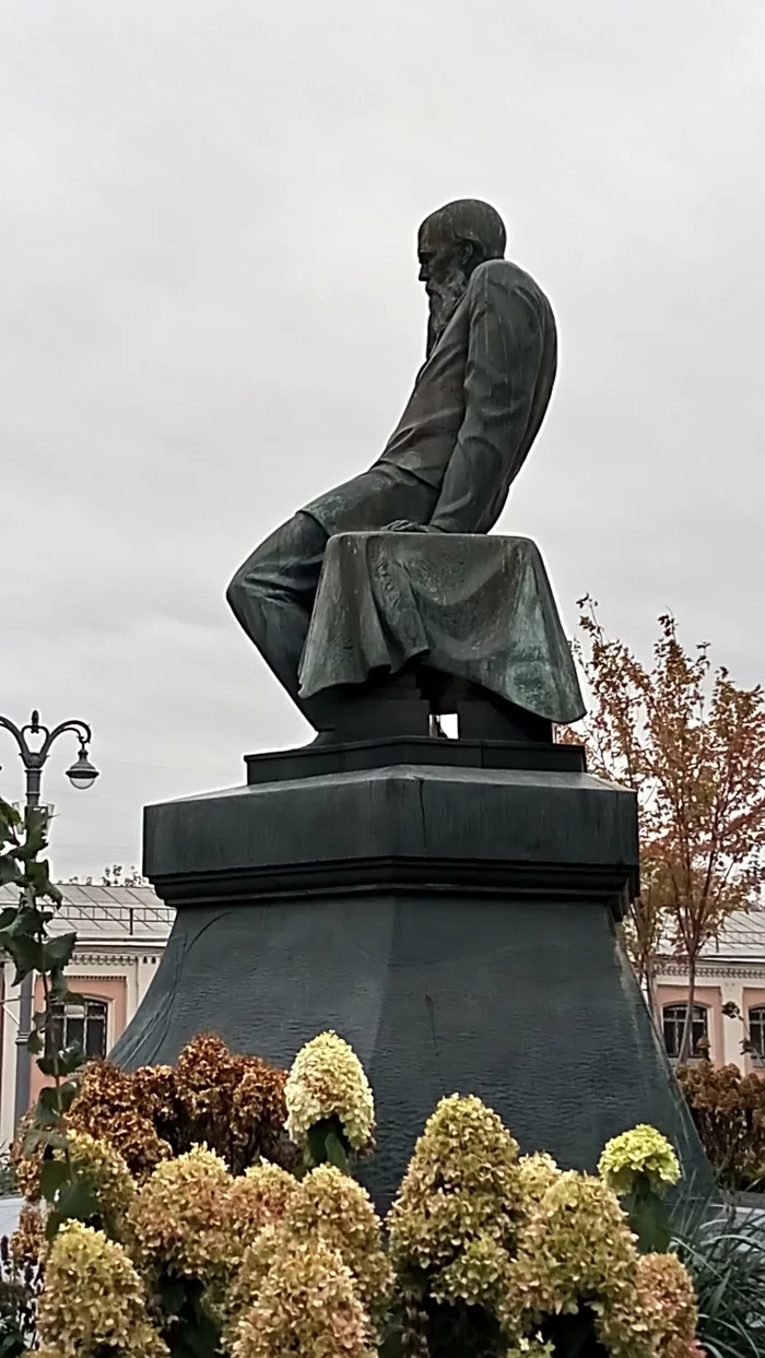 Forgot - My, Fedor Dostoevsky, Telephone, Monument, Library, Borovitskaya, Moscow, Memory, Elderly