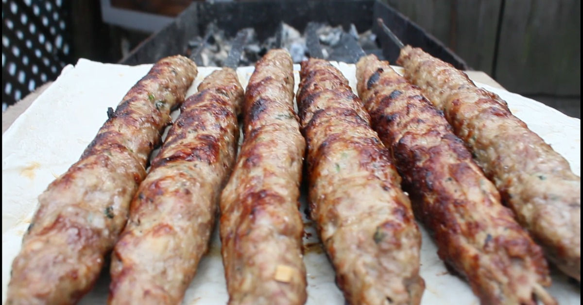 Люля кебаб рецепт на мангале из фарша свинины и говядины рецепт с фото на мангале
