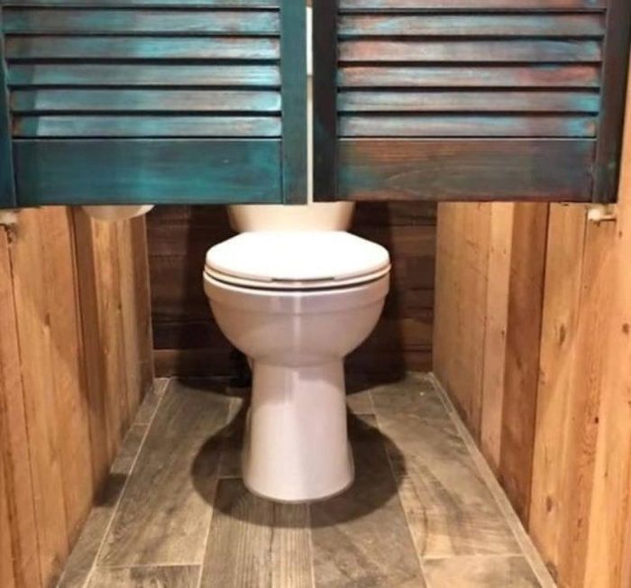 Открывать как в салуне, с ноги?