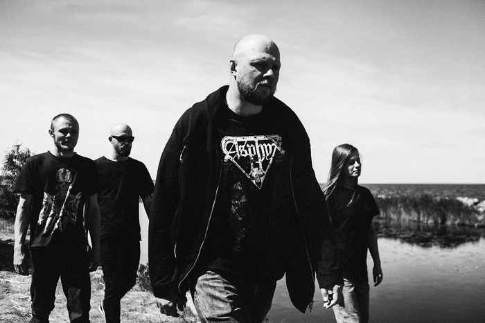 HEKATA. R: «За время существования российской тяжелой сцены понятие - "играть свое" - несколько скомпрометировало себя своей наивностью»