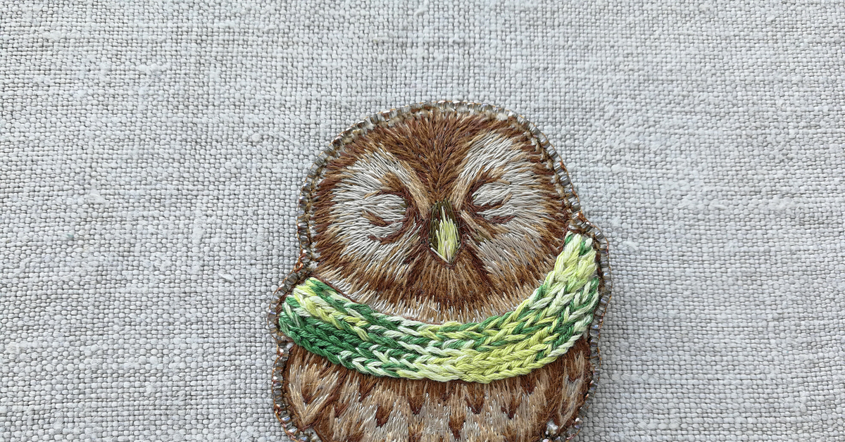 Вышивка броши схема. Брошь гладью Сова. Вышивка гладью Сова. Вышивка Филин. Брошь Сова вышитая гладью.