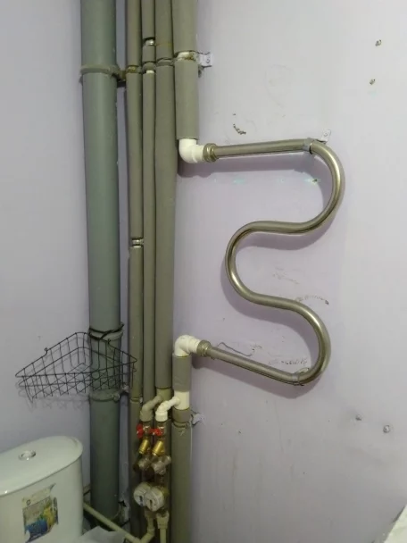 The heated towel rail was cut off. They made something like a compensator. The master said everything will be fine, but it scares me - Polypropylene, Polypropylene pipes, Longpost