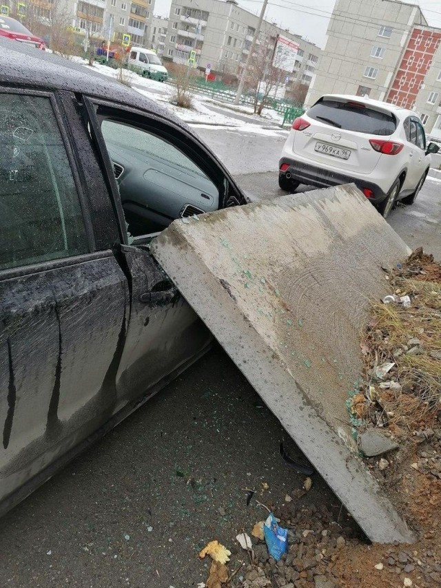 In the Urals, a concrete slab fell on a parked car, but not on its own. She was “helped” by a utility worker who painted over the graffiti - Ural, Auto, Driver, Violation of traffic rules, Plate, Video, Longpost