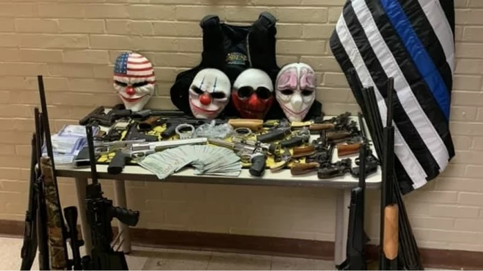 Weapons, money and masks from Payday were found in the bandit's cache - Games, Overkill Software, Payday, Crime