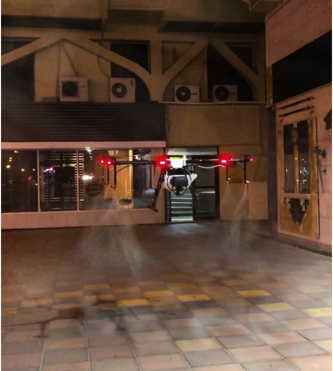 Улицы в Дубае дезинфицируют с помощью дронов