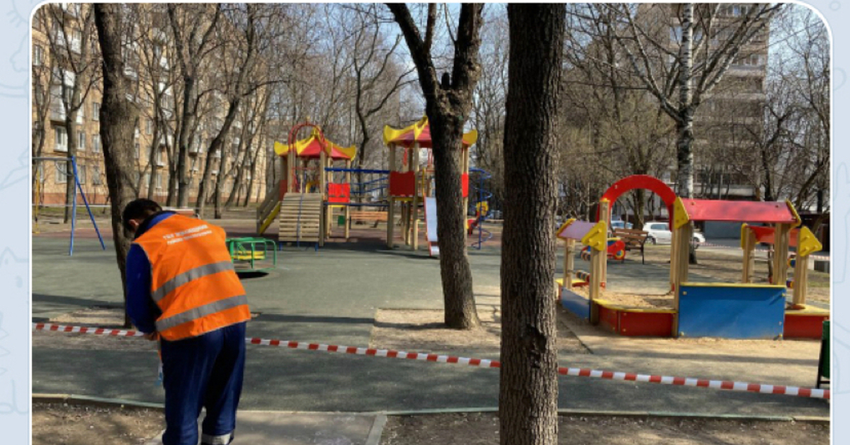 Детские площадки можно ли гулять. Закрытые детские площадки. Закрытие детских площадок в Москве. Детская площадка закрытый двор. Дети на детской площадке.