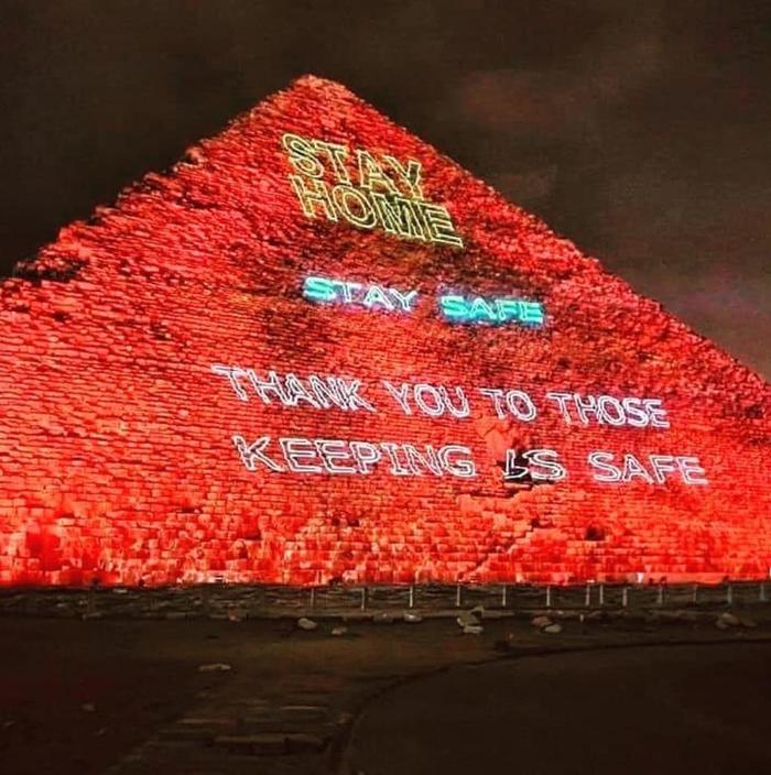 "Оставайся дома, будь здоров. Спасибо тем, кто держит нас в безопасности"