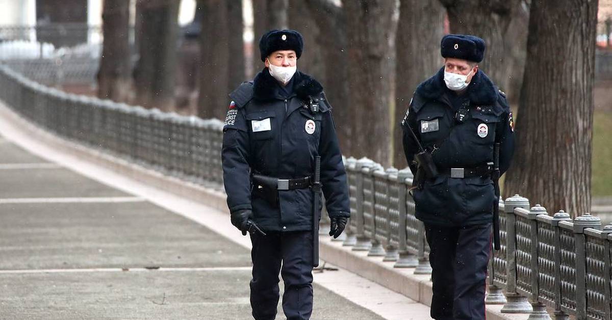 Почему бывший полицейский. Патруль полиции в Москве. Полицейский патруль Москва. Полицейский России. Полицейский России на улице.