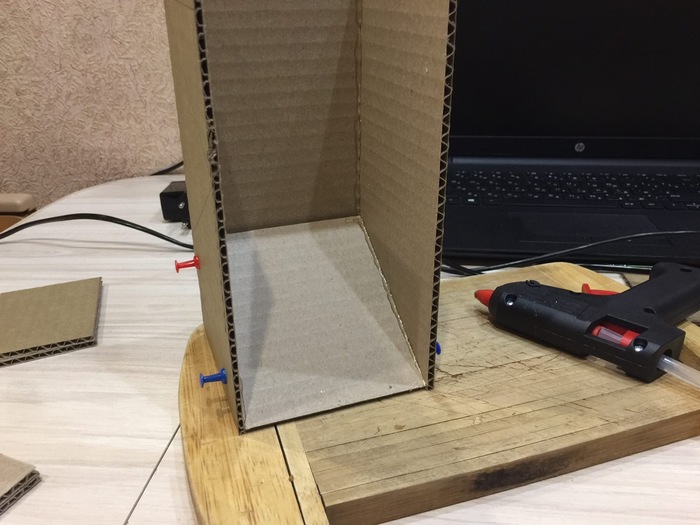   . Dice tower.     Dice tower,  , Dungeons & Dragons,  ,  , 