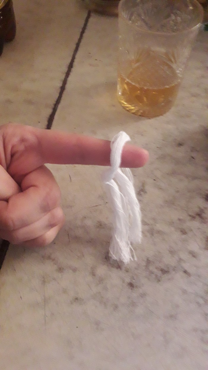 Примета. Вылезла белая нить. Грозит шлюхоапокалипсис?