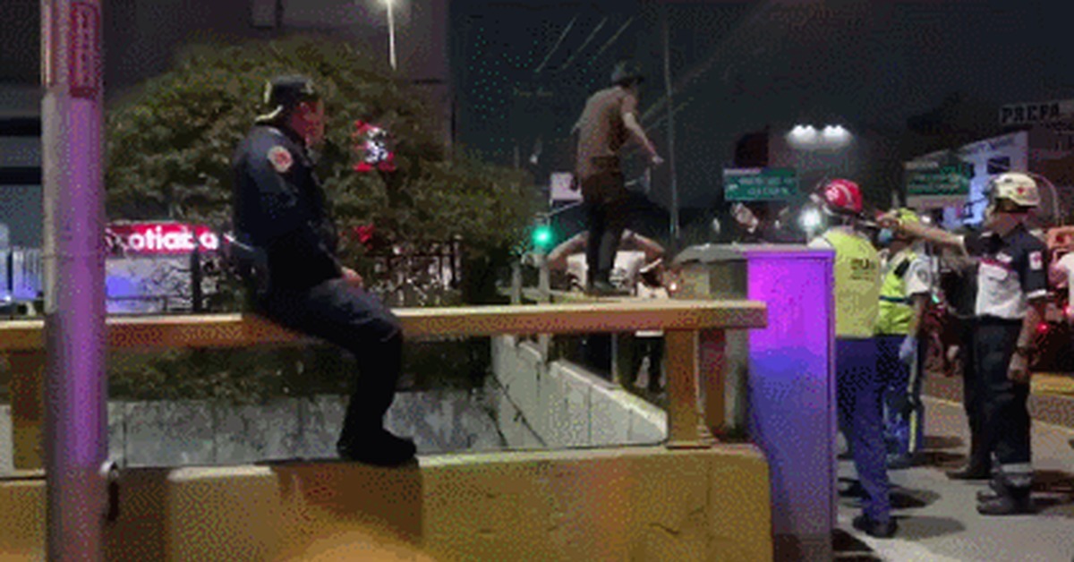 Mexican policeman saving a suicidal man - Suicide, Mexico, Police, GIF