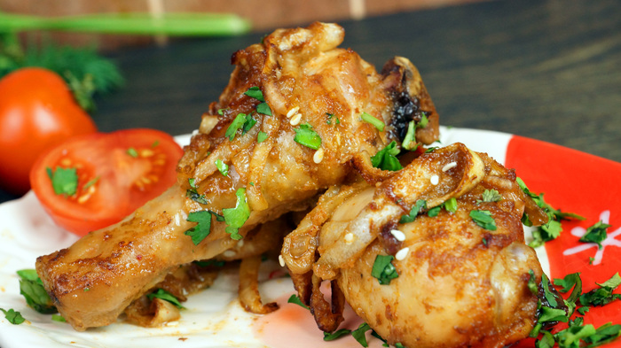 курица в соевом соусе с медом и кунжутом в духовке. 1586537321169874390. курица в соевом соусе с медом и кунжутом в духовке фото. курица в соевом соусе с медом и кунжутом в духовке-1586537321169874390. картинка курица в соевом соусе с медом и кунжутом в духовке. картинка 1586537321169874390. Когда исчерпан весь кулинарный арсенал, а удивить семью и друзей хочется, именно тогда стоит обратиться к кухням других народов. Интересные на вкус блюда готовят китайцы, причём для многих из них нужны самые обыкновенные продукты. Яркий пример – курица с медом и кунжутом. Рецепт первый – особенный, с ним справится даже ребёнок, постигающий азы кулинарного искусства.