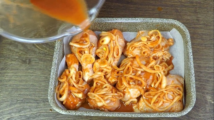 курица в соевом соусе с медом и кунжутом в духовке. 1586537432165463928. курица в соевом соусе с медом и кунжутом в духовке фото. курица в соевом соусе с медом и кунжутом в духовке-1586537432165463928. картинка курица в соевом соусе с медом и кунжутом в духовке. картинка 1586537432165463928. Когда исчерпан весь кулинарный арсенал, а удивить семью и друзей хочется, именно тогда стоит обратиться к кухням других народов. Интересные на вкус блюда готовят китайцы, причём для многих из них нужны самые обыкновенные продукты. Яркий пример – курица с медом и кунжутом. Рецепт первый – особенный, с ним справится даже ребёнок, постигающий азы кулинарного искусства.