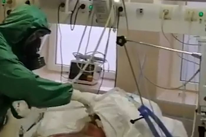 «Если не хочешь оказаться на этой койке, оставайся дома!»: Врачи «инфекционки» показали реанимацию, где лежат больные коронавирусом