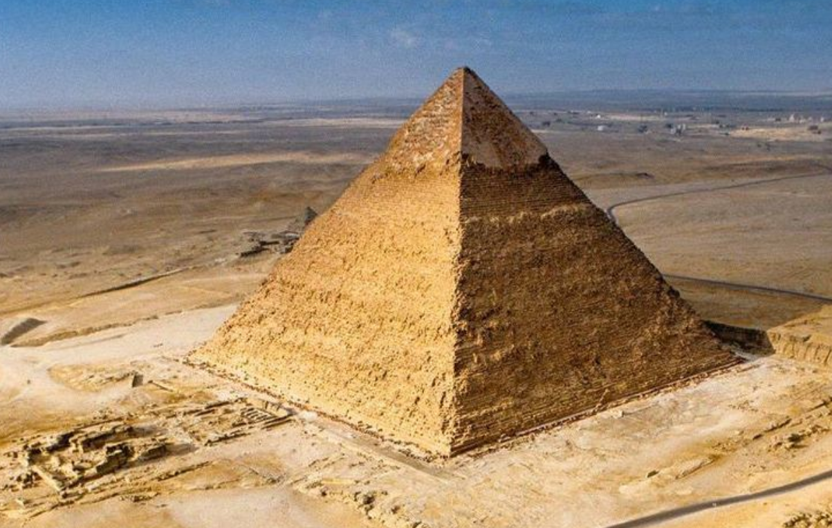 Усыпальницы пирамиды в древнем египте. Пирамида Тутанхамона. Пирамида Хефрена древний Египет. Пирамида Тутанхамона в Египте. Пирамида Тутанхамона, пирамида Хеопса..