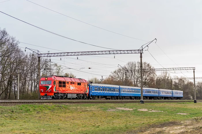 Тепловоз ТЭП70БС-117 с пассажирским поездом - Моё, Тэп70бс, Брест, Республика Беларусь, Железная Дорога, Рельсы, Природа, Весна, Поезд