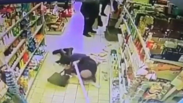 Nervous man hit pensioner in store - Moscow, Score, Distance, Video, Negative