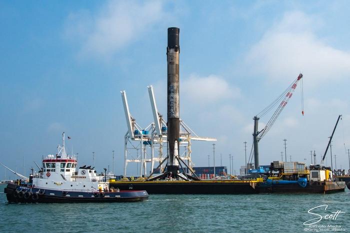 Falcon 9 B1051.4 at Port Canaveral after its fourth flight - Spacex, Falcon 9, Cape Canaveral, Longpost
