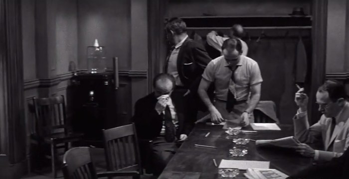 Прикольно, смотришь американский фильм 1957 года и...