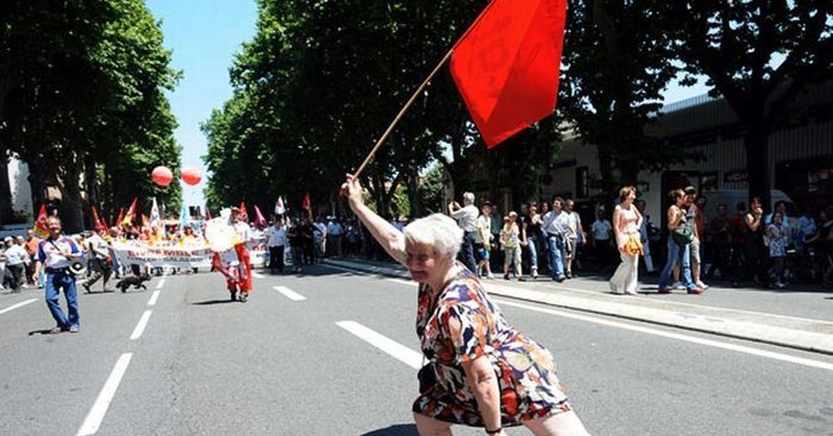 1 мая бабушке. Смешная девочка на демонстрации. Демонстрация прикол. Первомай смешные. Смешные фото с Первомаем.
