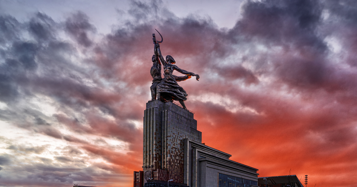 Рабочий и колхозница фото. Памятник рабочий и колхозница в Москве. Памятник на ВДНХ рабочий и колхозница. ВДНХ В Москве памятник рабочему и колхознице. Монумент рабочий и колхозница в Париже.