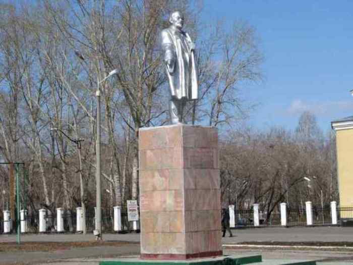 Residents of Barabinsk refused to give money for the repair of defective Lenin - Lenin monument, Barabinsk