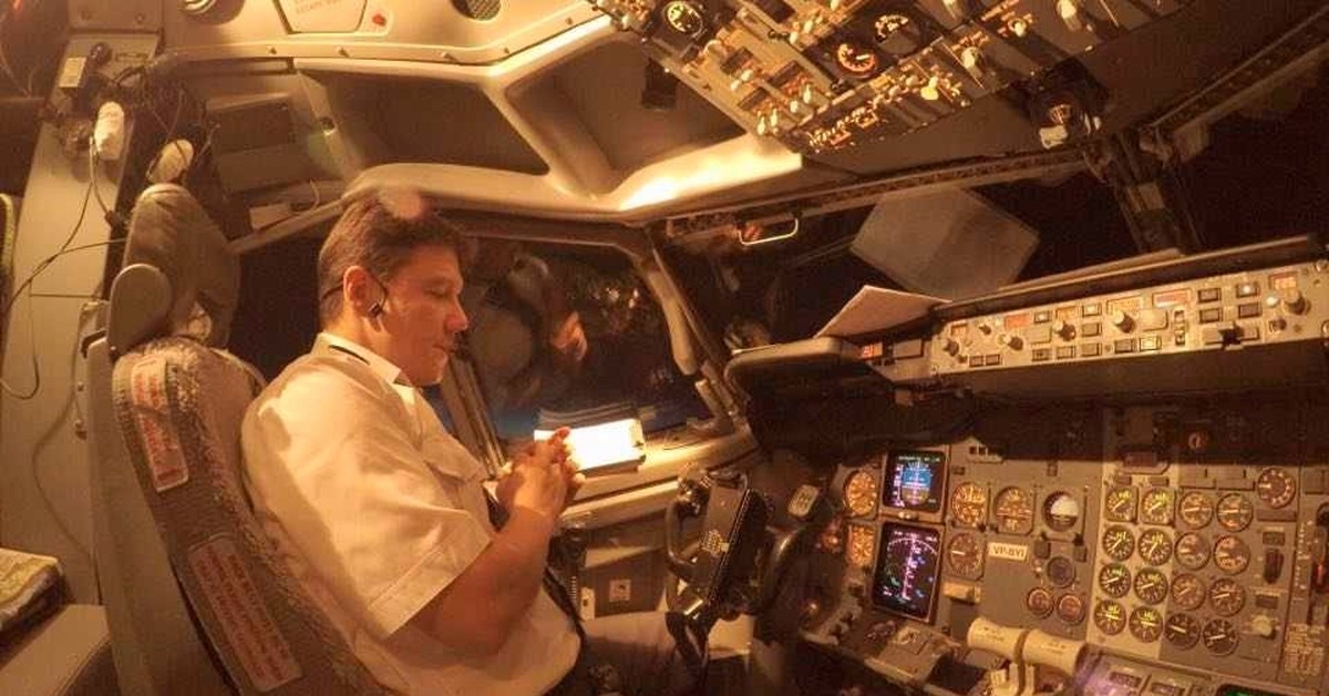 пилот суперджет. денис евдокимов — командир самолета sukhoi superjet 100. сухой суперджет 100 кабина. кокпит суперджет 100. сухой супер jet 100 кабина.