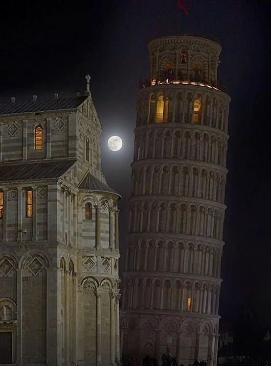 Can I take a photo of the moon? Leaning Tower of Pisa: yes, sorry - Leaning tower of pisa, Sorry