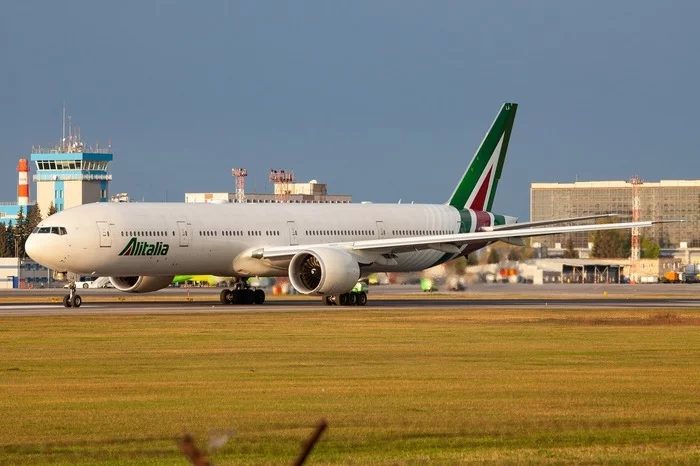 В Новосибирск прилетел борт из Италии - Boeing 773 - Толмачево, Новосибирск, Alitalia, Коронавирус, Италия