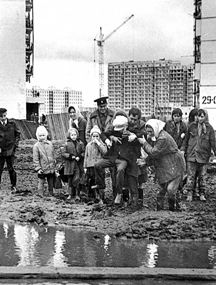 Getting out of the mud - Naberezhnye Chelny, The photo, Building, Dirt, Puddle, Nostalgia