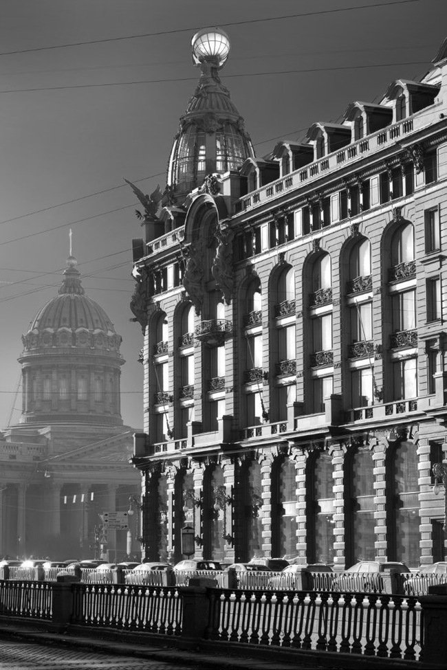 Singer's house before a thunderstorm - My, Singer House, The photo, Sky, Backlight, The sun, Black and white, Saint Petersburg