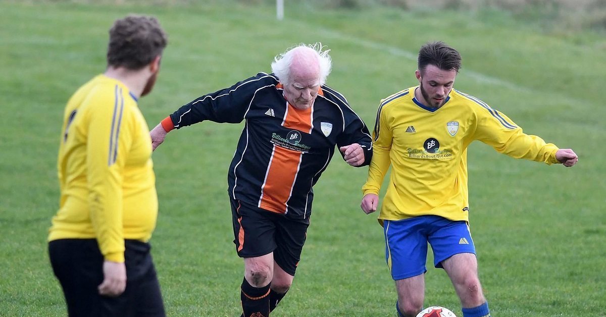 Дедушка играет в футбол. Старые футболисты. Старики футбол. Старики играют в футбол. Пенсионеры играют в футбол.
