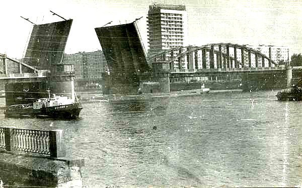 On August 5, 1984, a submarine of the USSR Navy crashed into the support of the Volodarsky Bridge - Submarine, Volodarsky bridge