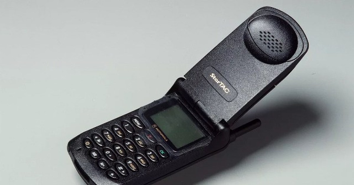 Мобильные телефоны 90. Моторола стартак. Motorola STARTAC 1996. Motorola STARTAC первые телефоны. Сотовый Моторола 90-х.