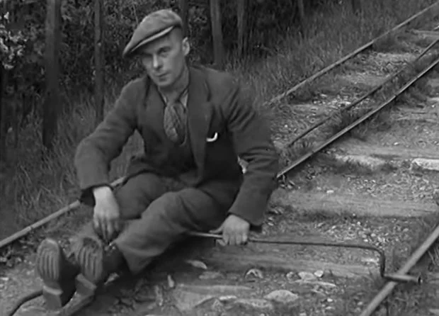 Хочу все знать #680. Приспособление для возвращения шахтеров домой по рельсам (видео) Хочу все знать, Шахтеры, Уэльс, Спуск, Работа, Рельсы, Интересное, История, Видео Хочу все знать #680. Приспособление для возвращения шахтеров домой по рельсам (видео) Хочу все знать, Шахтеры, Уэльс, Спуск, Работа, Рельсы, Интересное, История, Видео