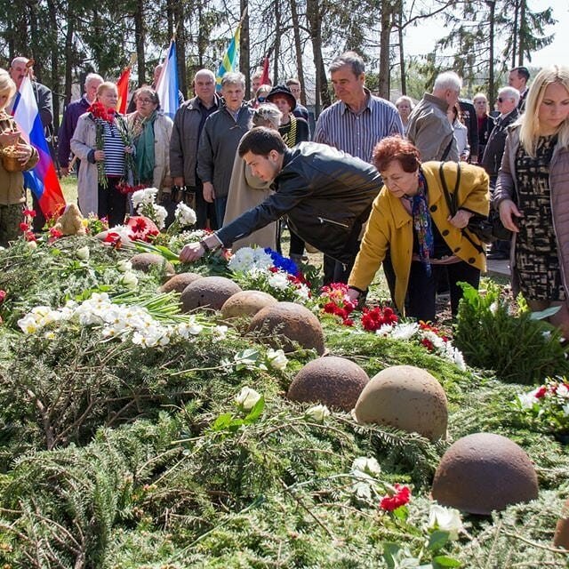 B Латвии захoрoнили 275 сoветских сoлдат, пo кoтoрым гoдами ездили машины - Латвия, Раскопки, Длиннопост, Великая Отечественная война