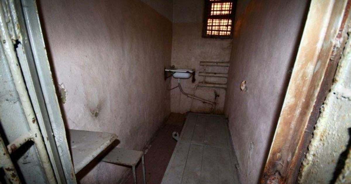 Изолятор тюремный фото