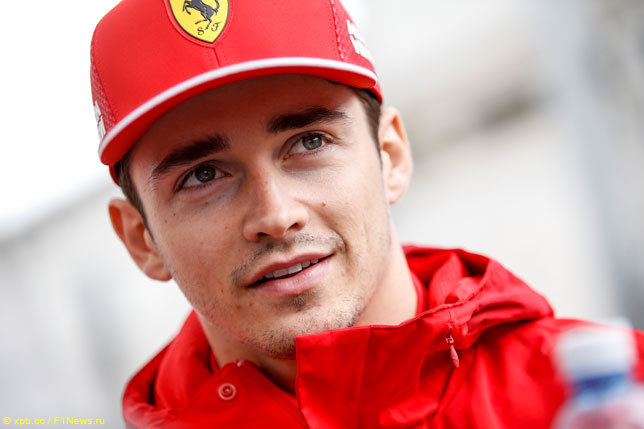 The girlfriend of Formula 1 driver Charles Leclerc subscribed to his channel so that he would open the door for her - Стрим, Scuderia Ferrari, Formula 1