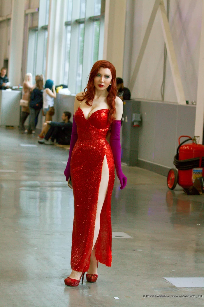 Jessica Rabbit - Моё, Джессика Рэббит, Comic-Con, Косплей, Разрез, Вырез, Ноги, Туфли, Туфли на высоких каблуках