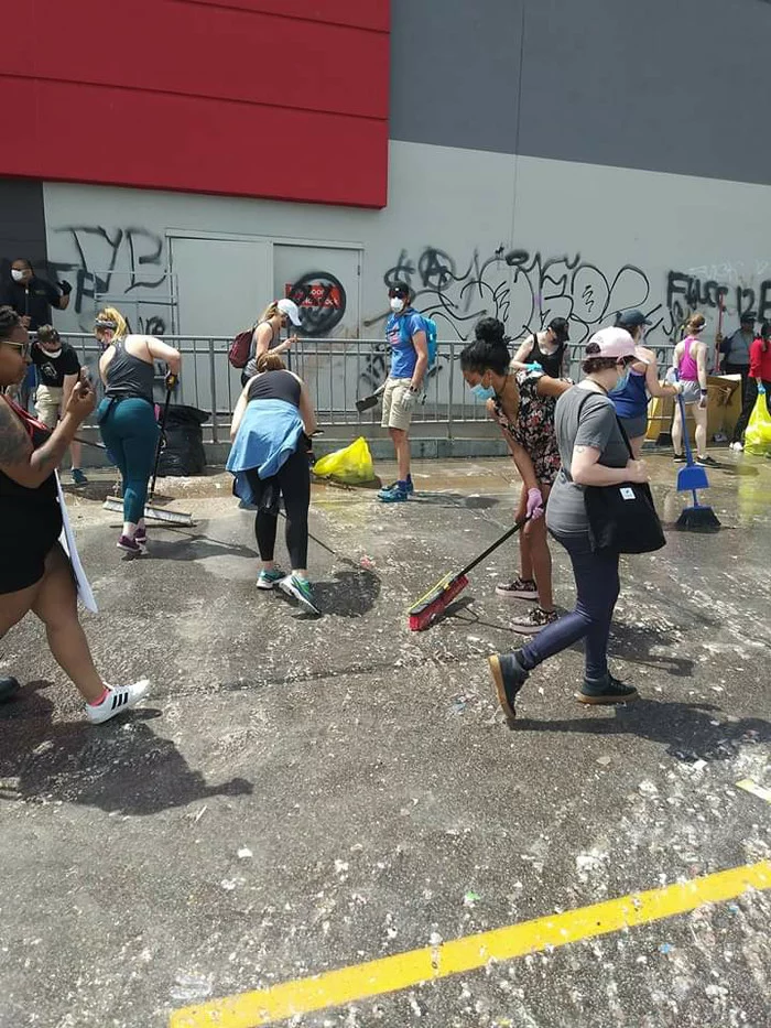 While some Minneapolis residents are protesting and looting, others are trying to clean up after them. - The photo, USA, Protest, Minneapolis, People, Cleaning, Reddit, Death of George Floyd