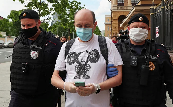 The editor-in-chief of Mediazona and journalists from Ekho Moskvy were detained in Moscow. - Politics, Detention, Journalists, Echo of Moscow, Picket