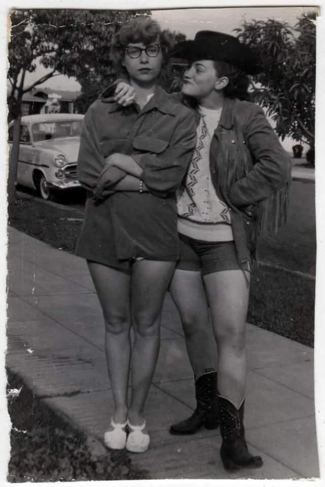 Girlfriends - USA, 50th, Girls, Friend, Black and white photo, Suburb, Shorts